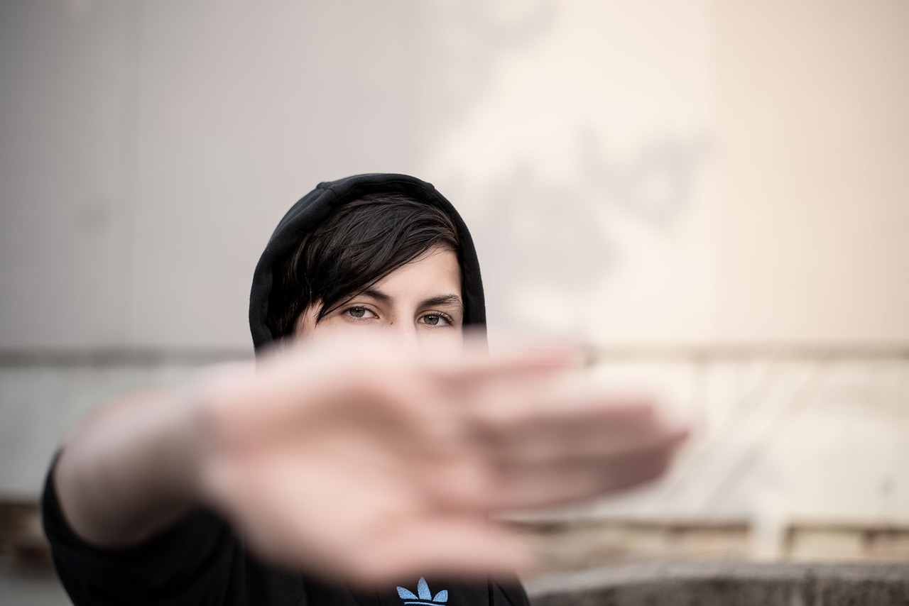 streetwear black hoodie model